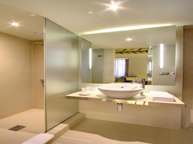 Готель Three Storks 5*